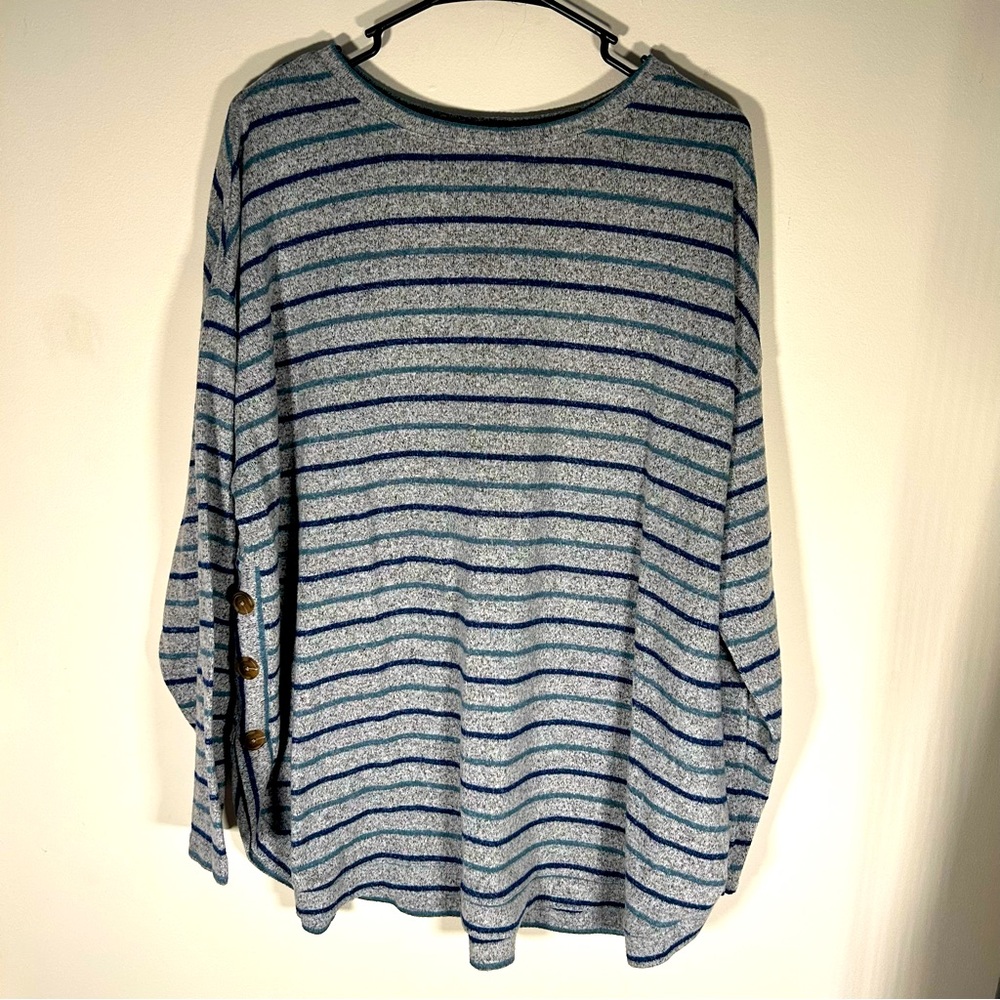 Lee sweater, size 2XL, scalloped bottom at sides with cute button detail